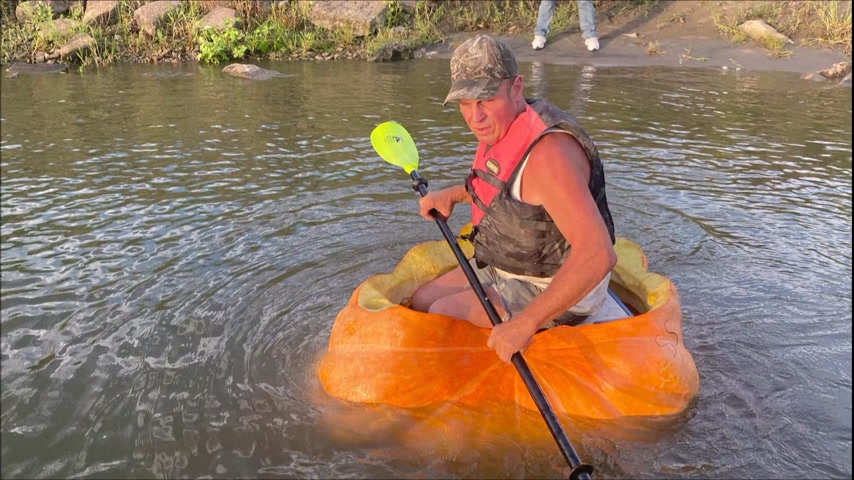 Vídeo: Homem quebra recorde ao navegar 61 km em rio a bordo de uma abóbora gigante