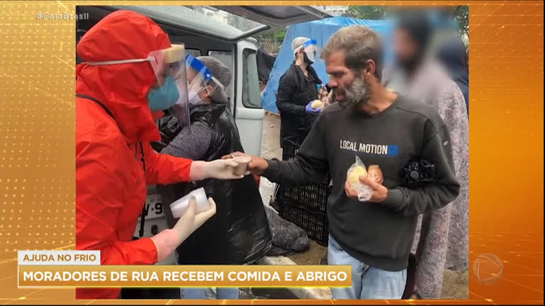 Vídeo: Moradores de rua recebem comida e abrigo para sobreviver às baixas temperaturas