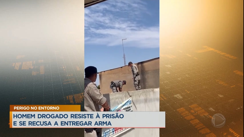 Vídeo: Homem drogado é preso após subir armado em telhado