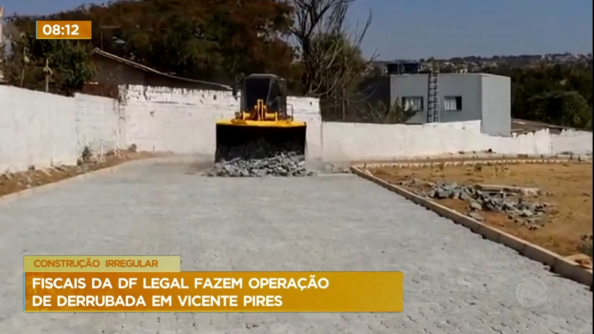 Vídeo: Fiscais da DF Legal fazem operação de derrubada em Vicente Pires (DF)