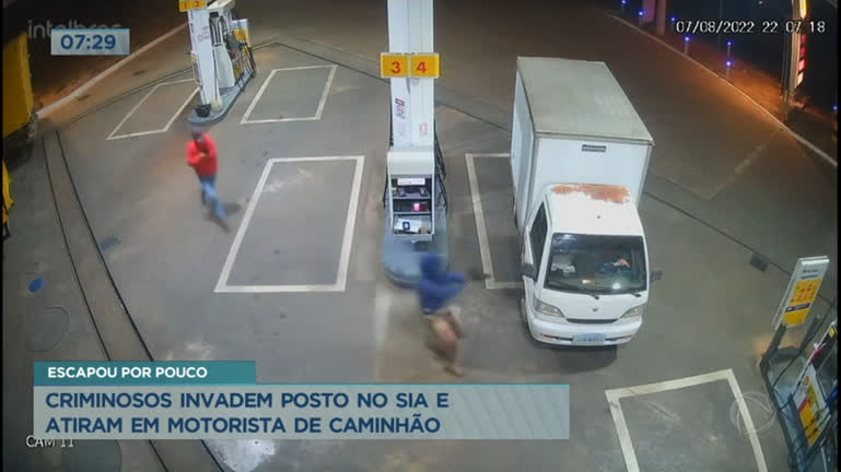 Vídeo: Criminosos invadem posto de gasolina no Sia e atiram em motorista de caminhão