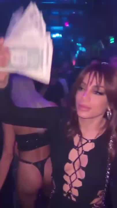 Vídeo: Após sucesso em premiação internacional, Anitta faz 'chover dólares' durante festa em balada