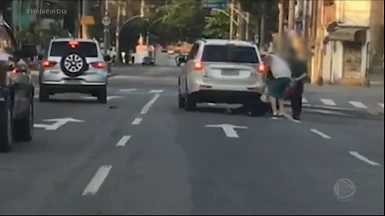 Vídeo: Roubos a pedestres e motoristas aterrorizam moradores do RJ e SP
