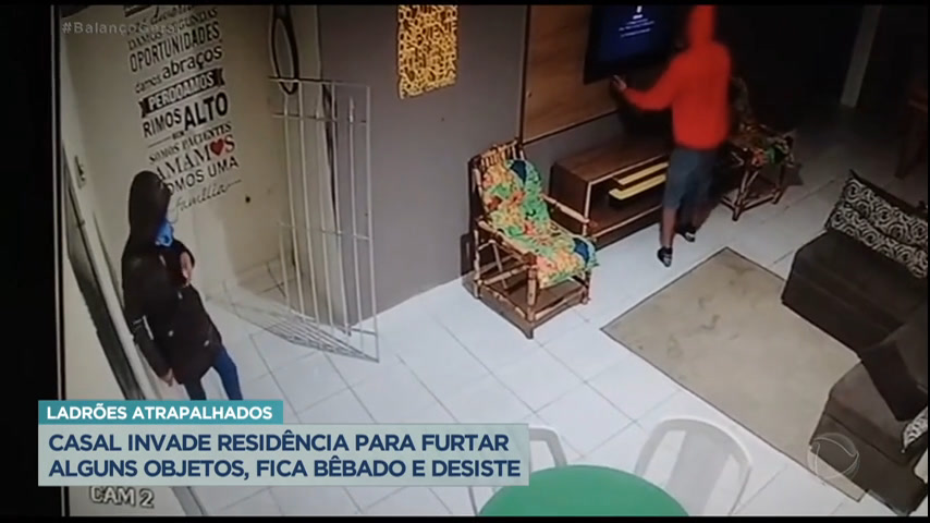 Vídeo: Casal bêbado invade casa para roubar objetos em Bertioga (SP)