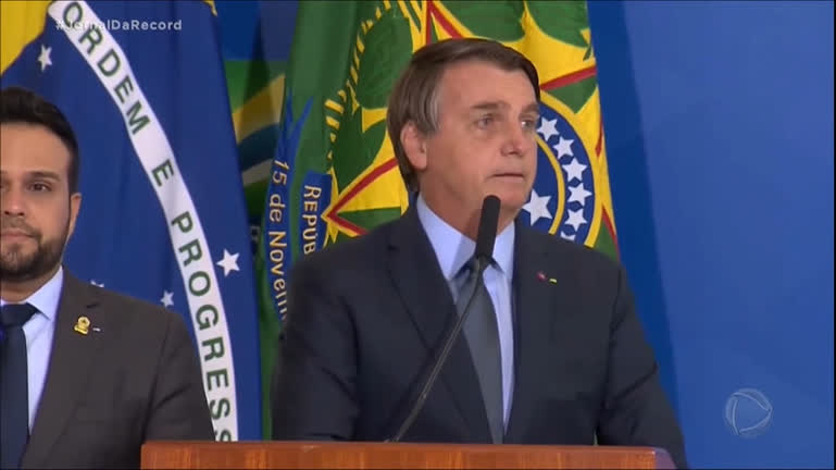 Vídeo: Bolsonaro veta o saque em dinheiro do vale-refeição após 60 dias sem uso