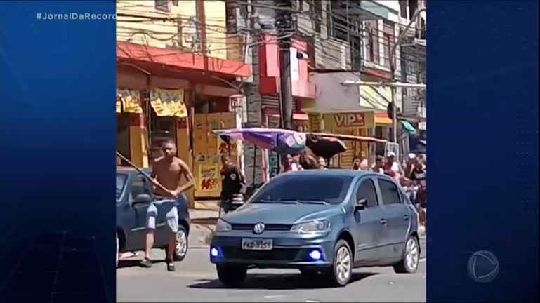 Vídeo: Motorista joga o carro contra grupo de torcedores na porta de estádio em Salvador (BA)