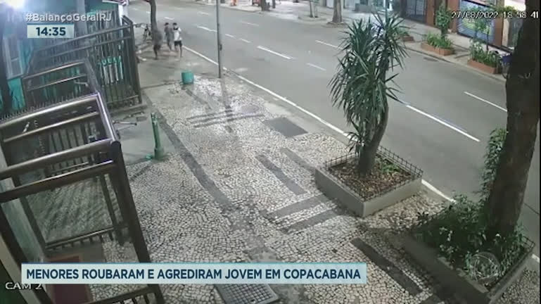 Vídeo: Jovem é roubada e agredida por grupo de menores em Copacabana (RJ)