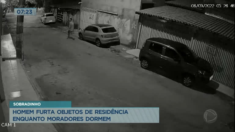 Vídeo: Criminoso furta residência enquanto moradores dormiam