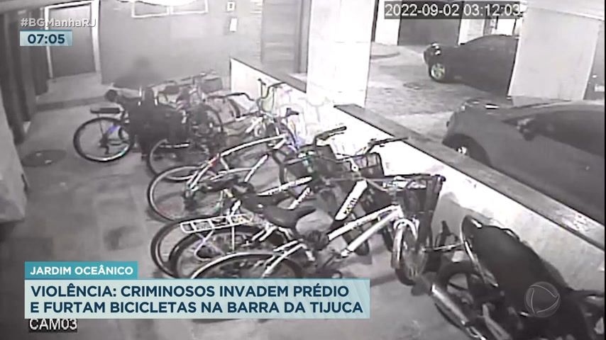 Vídeo: Criminosos invadem prédio e furtam bicicletas na zona oeste do Rio