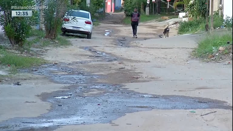 Vídeo: Moradores reclamam do descaso de rua em Guaratiba, na zona oeste do Rio