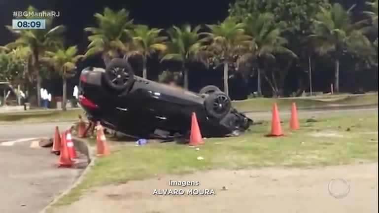 Vídeo: Motorista capota com o carro ao tentar fugir de Lei Seca na Barra da Tijuca (RJ)