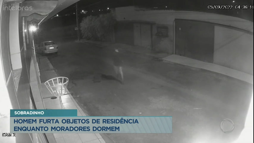 Vídeo: Homem furta objetos de residência enquanto moradores dormem