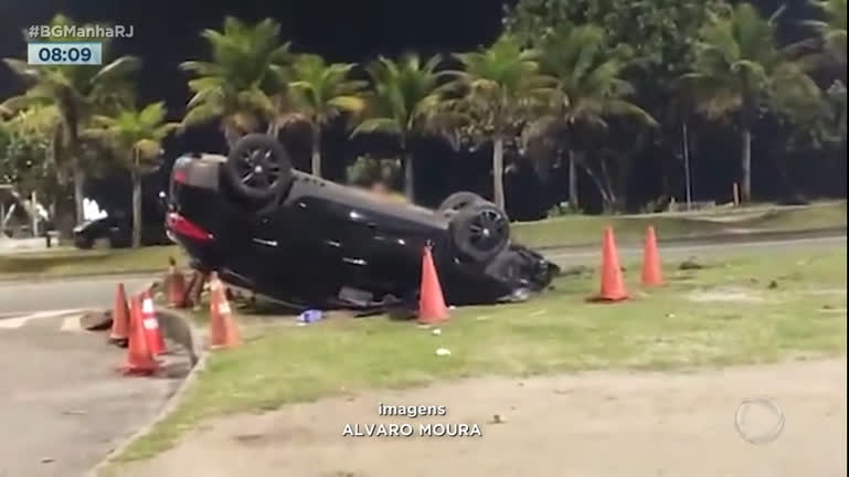 Vídeo: Homem capota carro após tentar fugir de blitz na Barra da Tijuca