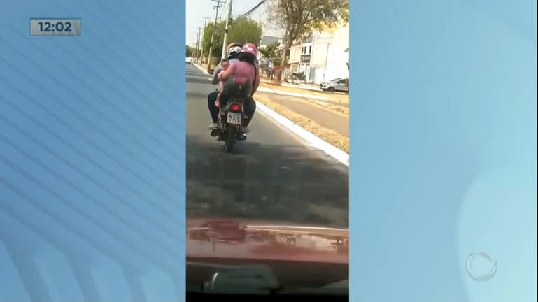 Vídeo: Casal é flagrado em Santa Maria carregando bebê em moto