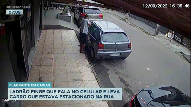Vídeo: Câmeras flagram roubo de carro em Duque de Caxias