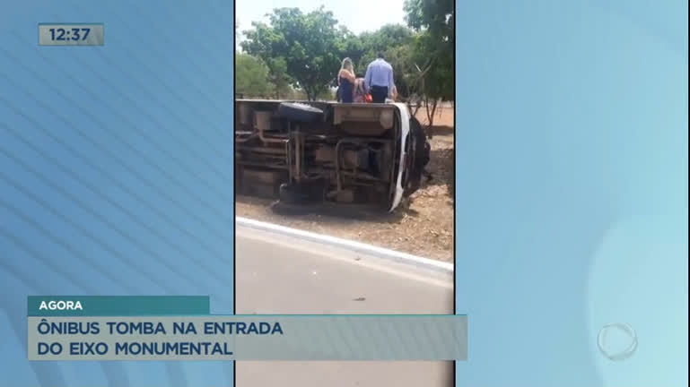 Vídeo: Ônibus tomba na entrada do Eixo Monumental, em Brasília