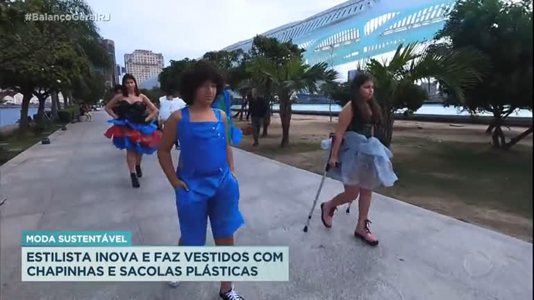 Vídeo: Estilista lança coleção de roupas feitas com materiais recicláveis