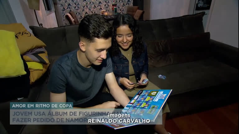 Vídeo: Jovem usa álbum da copa do mundo para fazer pedido de namoro e viraliza na internet