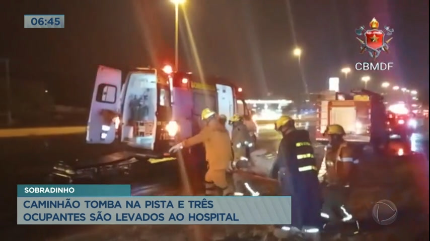 Vídeo: Caminhão tomba na pista e três ocupantes são levados ao hospital