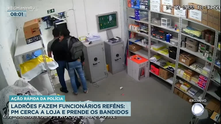 Vídeo: PM prende dois ladrões que fizeram funcionários reféns no Rio