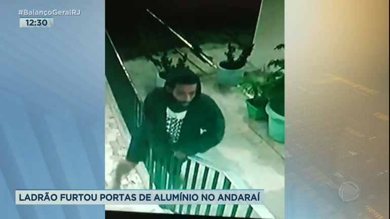Vídeo: Criminoso furta portas de alumínio de prédio na zona norte do Rio