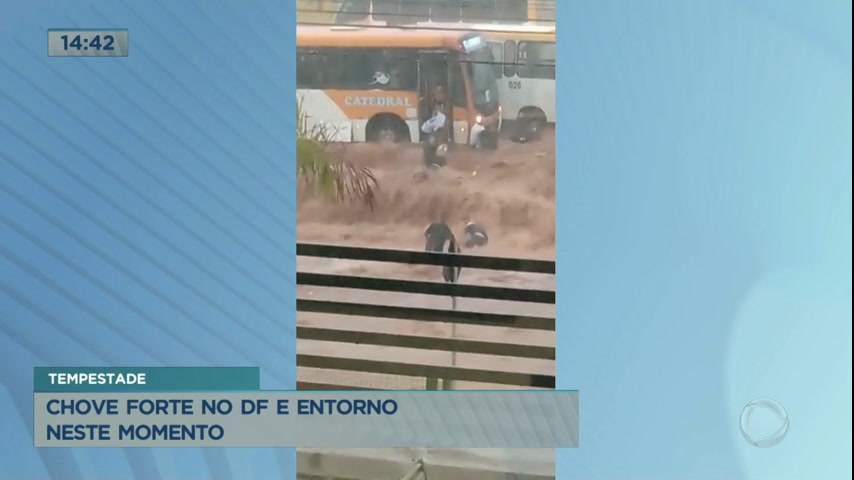 Vídeo: Mulher é arrastada pela chuva em Valparaíso de Goiás