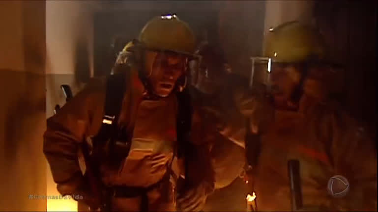 Vídeo: Bombeiros resgatam presos na área carcerária da delegacia | Chamas da Vida
