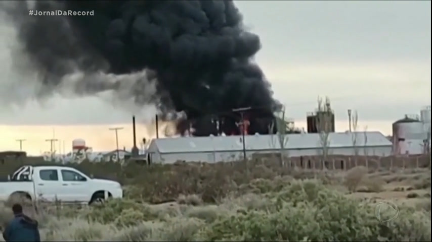Vídeo: Explosão deixa três mortos em refinaria de petróleo na Argentina