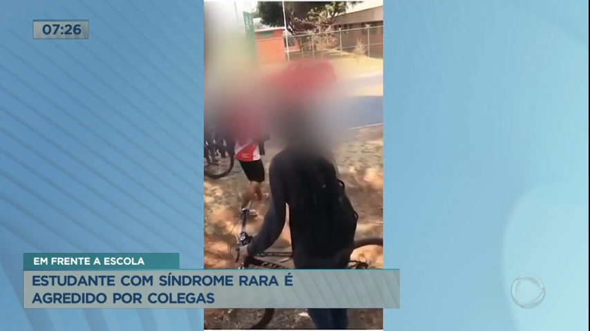 Vídeo: Estudante de 14 anos é agredido por dois alunos na porta de escola pública no Gama (DF)