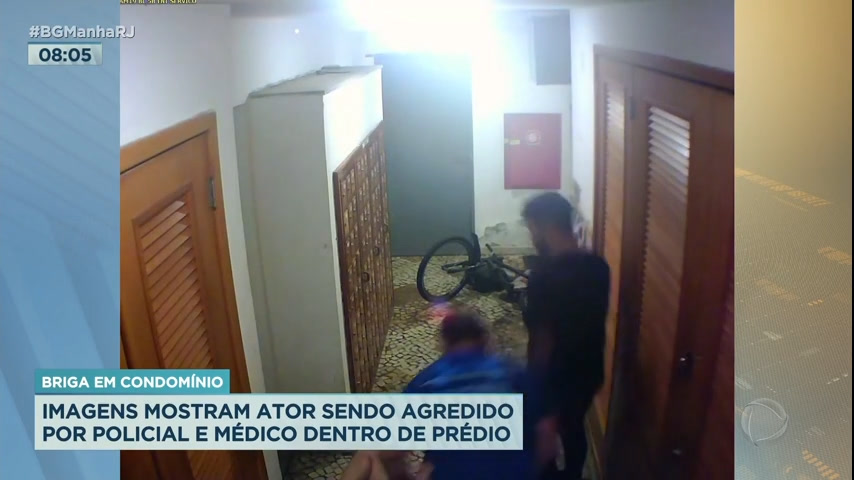 Vídeo: Ator é agredido por policial e filho dele dentro de prédio em Jacarepaguá