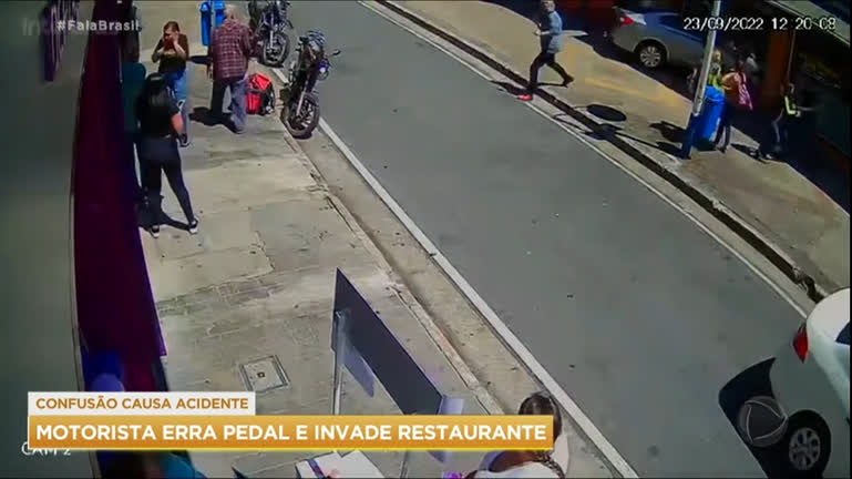 Vídeo: Motorista erra pedal de carro automático e invade restaurante