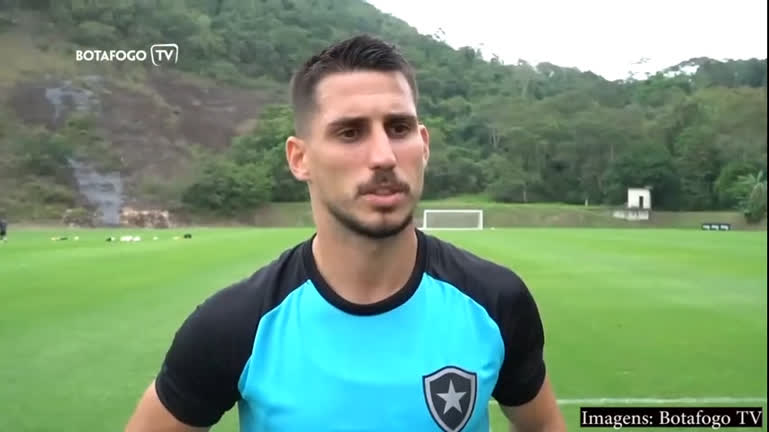 Vídeo: Gabriel Pires elogia melhor do Botafogo: 'Evolução é boa'