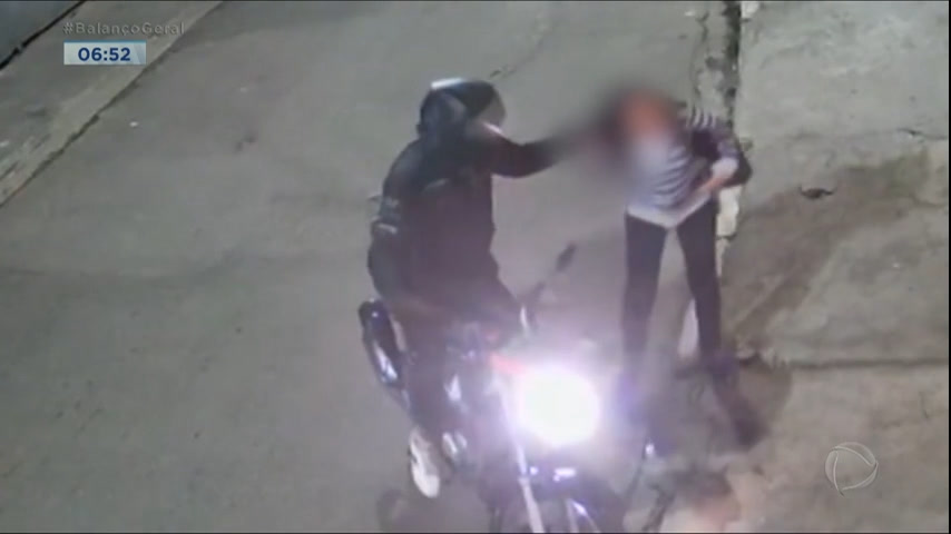 Vídeo: Mulher é agredida violentamente durante assalto em SP
