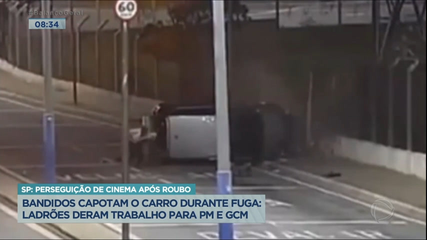 Vídeo: Bandidos roubam caminhoneiro na Grande SP e capotam carro na fuga