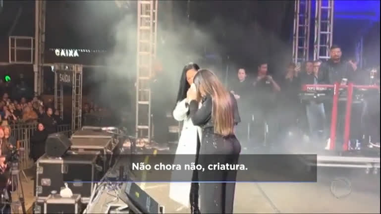 Vídeo: Simaria surpreende e sobe no palco do show de Simone