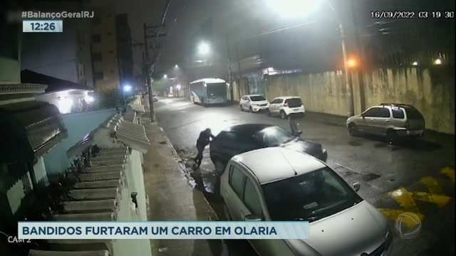 Vídeo: Assaltantes empurram carro durante roubo no Rio