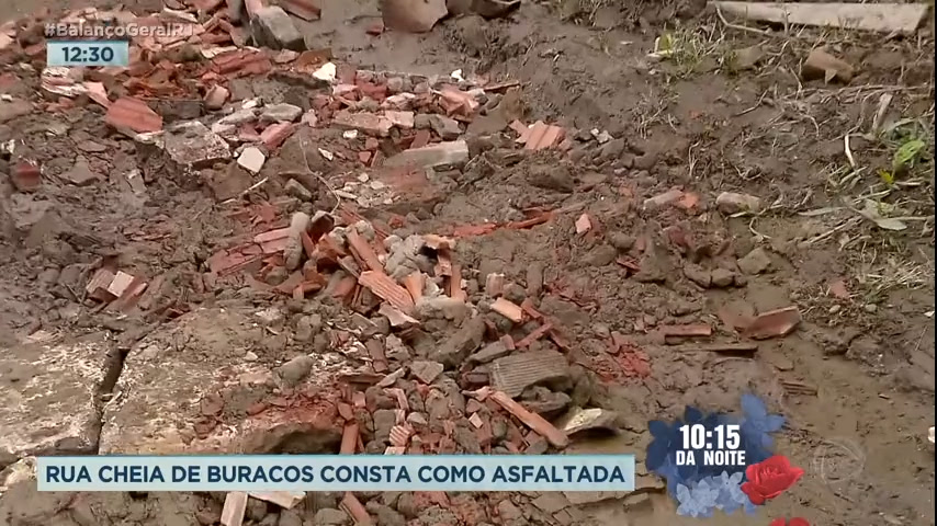 Vídeo: Rua cheia de buracos consta como asfaltada no Rio