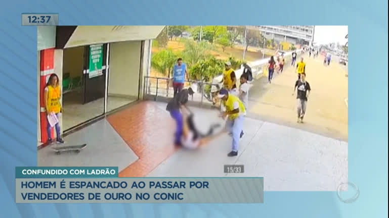 Vídeo: Homem é espancado ao passar por vendedores de ouro no Conic