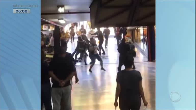 Vídeo: Punks e skinheadas brigam na Galeria do Rock, em SP