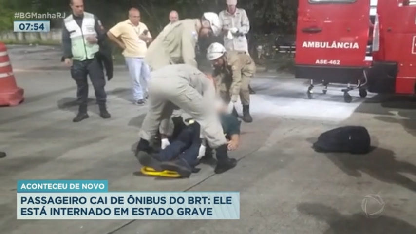 Vídeo: Passageiro cai de ônibus do BRT na zona oeste do Rio