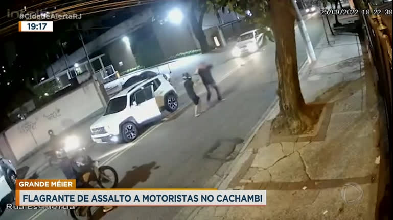 Vídeo: Câmeras flagram assalto a motoristas no Cachambi