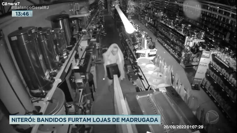 Vídeo: Criminosos furtam lojas no centro de Niterói