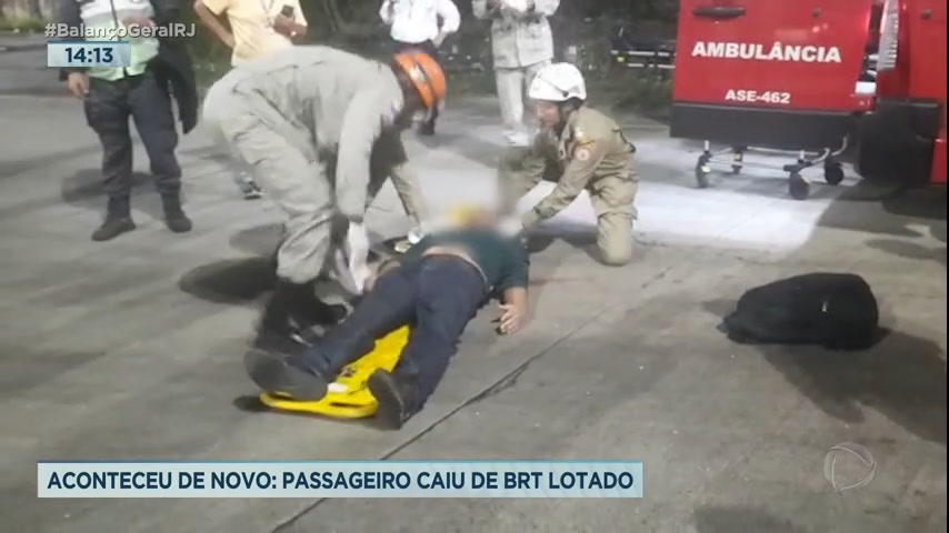 Vídeo: Passageiro cai de BRT lotado na zona oeste do Rio
