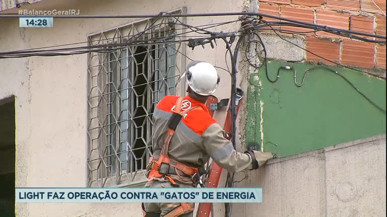 Vídeo: Light faz operação contra furtos de energia na zona oeste do Rio