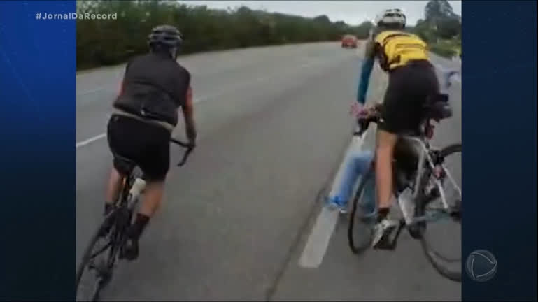 Vídeo: Equipe do JR conversa com ciclista que teve a bicicleta roubada na Rodovia dos Imigrantes