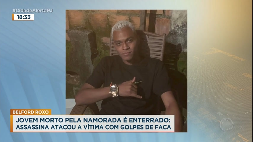 Vídeo: Homem morto esfaqueado pela namorada é enterrado na Baixada Fluminense
