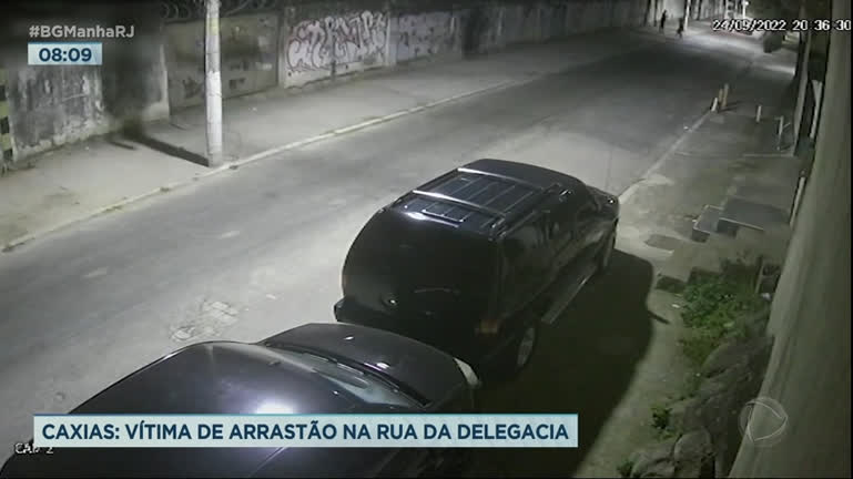 Vídeo: Criminosos realizam arrastão em rua de delegacia em Duque de Caxias