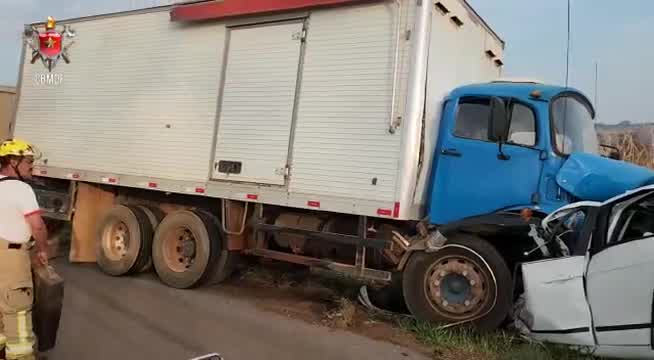 Vídeo: Motorista morre em colisão entre carro e caminhão no DF