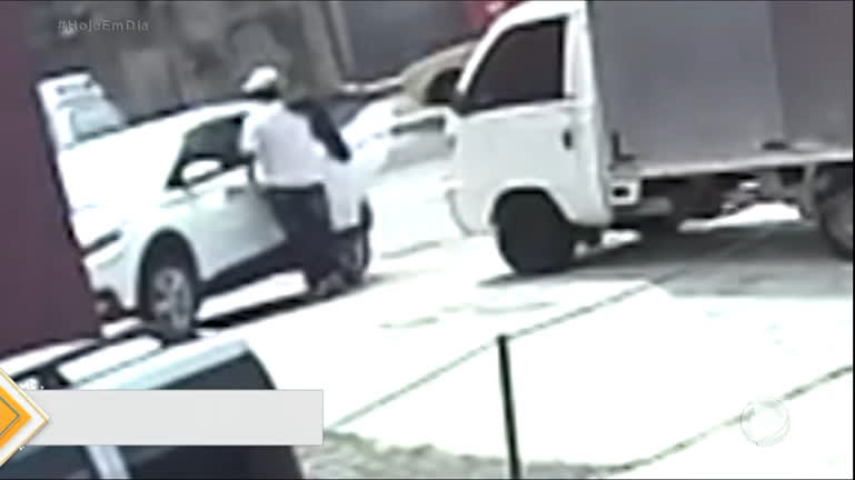 Vídeo: Mulher é sequestrada na frente de supermercado e passa terror com bandidos