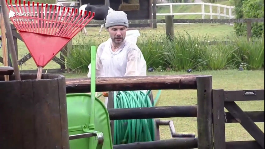 Vídeo: Alex se atrapalha durante atividade rural | A Fazenda 14